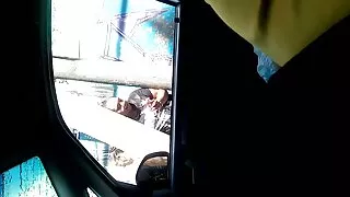 Jaunų šviesiaplaukė pridurkai gaidys su kojomis ir Suryja šlapias skyles