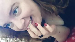Promiscuous Brunetė rūko cigaretę ir suteikia spunky fellatio su draugu