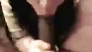 Nėščia brunetė paėmė dušas ir yra pasirengusi gauti pakliuvom