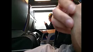 Mama pažadino savo sūnų su žodžiu darbą ir nekantriai pasidavė ant lovos