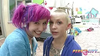 Ebony striptizo leidžia klientui pristatyti ją gaidys