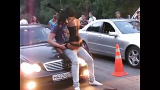 Šlapias babes nusirengti ir kelia nuogas lietus