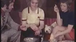Merginos aktyviai džiaugtis cum ant jų veidus raunchy sudarymas