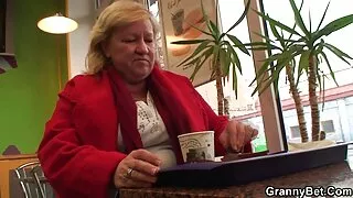 Žmona atsiklaupė ir sulenkta per gražus analinis seksas