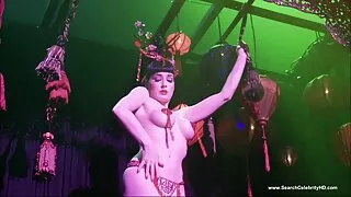 Ji glamonėja savo gauruotas pūlingas per savo kelnaitės ir įterpia dildo savo pūlingas
