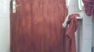Brolio kančia, kad sesuo baigėsi fuck visos vonia