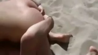 Fondled mergina pūlingas su pirštais ir pakliuvom, kol cum ant pilvo