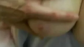 Busty brunetė driekiasi jos pūlingas su didžiule dildo