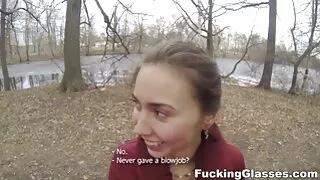 Busty blond begėdiškai pakliuvom į sodą ant suoliuko