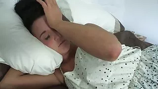 Jauna brunetė eina liejimo stora analinis vienodas
