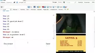 Vaikinas pakliuvom draugei pūlingas ant stalo