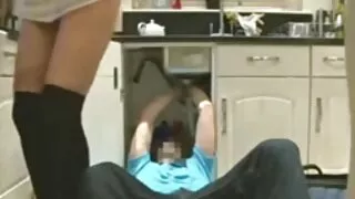 Ji nešioja pakrikę apatinis trikotažas ir fucks draugu iš sekso