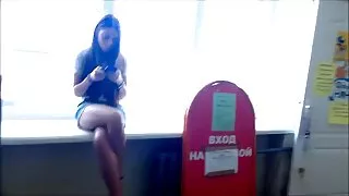 Žmona užsidėjo akinius nuo saulės ir pradėjo čiulpia falą