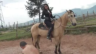 Brandi mergaitė lyžis gaidys automobilį, kelia priešais kamerą