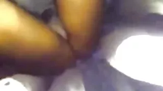 Raguotas moteris kelia savo pūlingas ir išangės dėl dildo