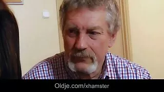 Jauni Apskretėlė Raudona Jojimo Hood kostiumas gauna pakliuvom į mišką