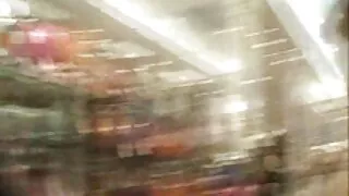 Brunetė svarų sunku skyles su milžinišką dildo ir gauna busted