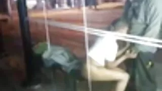 Žmona grojo su savo burną su savo vyro falą ir gauna savo varpą į subinę