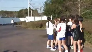 Gerai sutvarkyta mergina organizuoja lėtas ir patrauklus Striptizas